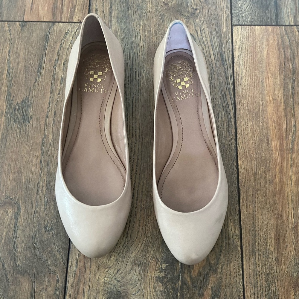 Vince Camuto round toe heels - Picture 2 of 4